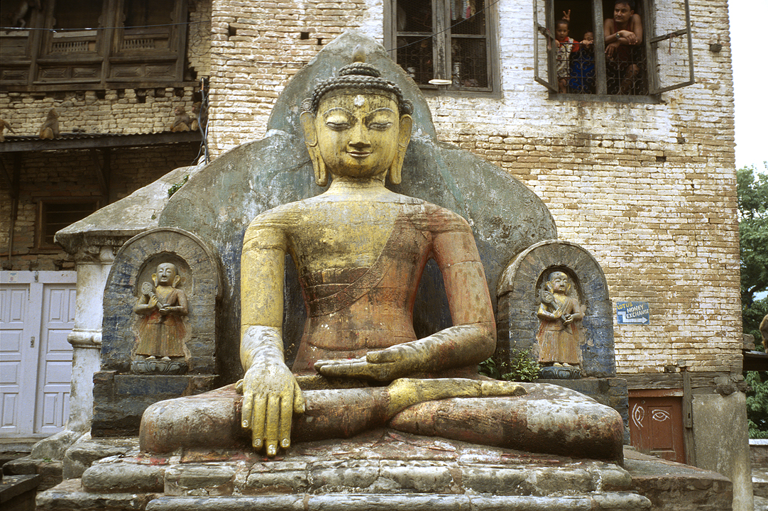 b_067l swayambu.jpg - Népal - Kathmandou, Swayambunath un bouddha antique et serein